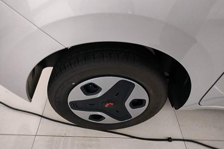 Used Wuling Zhiguang New Energy 2025 Comfort Model Right Rear Wheel Hub