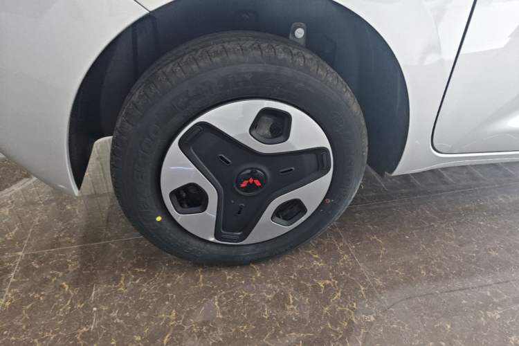 Used Wuling Zhiguang New Energy 2025 Model 305km Ambitious Edition Right Rear Wheel Hub