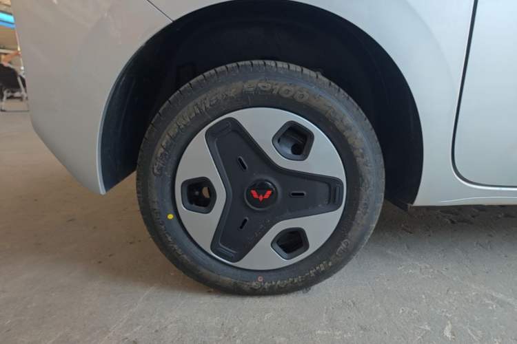 Used Wuling Zhiguang New Energy 2025 Model 305km Ambitious Edition Right Rear Wheel Hub