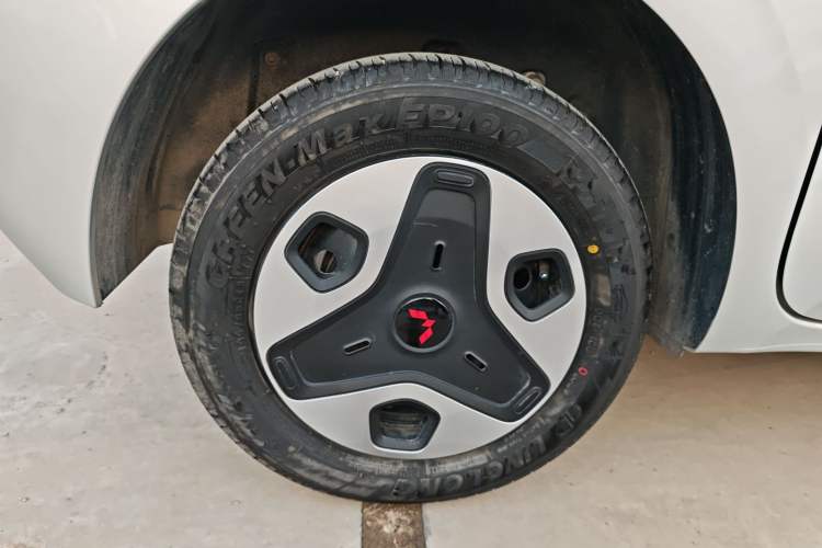 Used Wuling Zhiguang New Energy 2025 Comfort Model Right Rear Wheel Hub