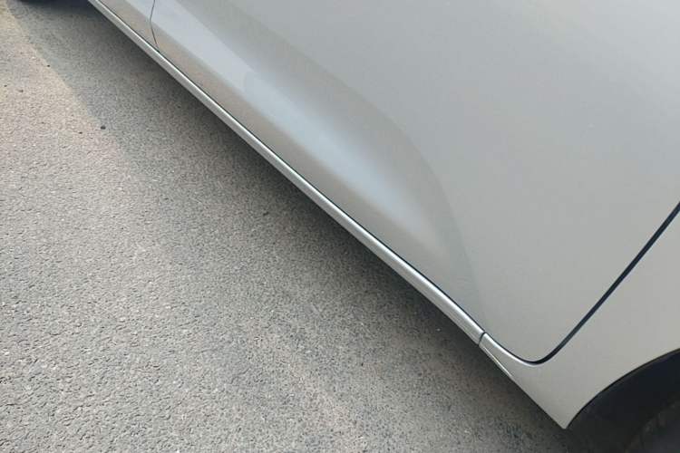 Used Wuling Zhiguang New Energy 2025 Model 305km Ambitious Edition Right Side Sill