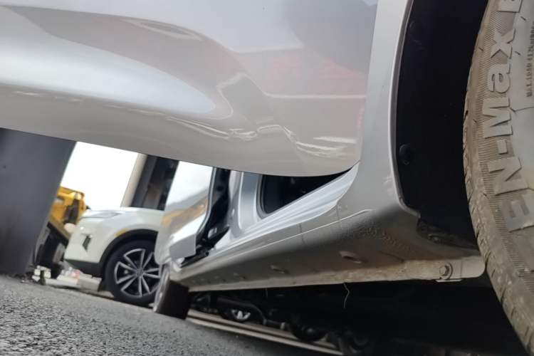 Used Wuling Zhiguang New Energy 2025 Model 305km Ambitious Edition Right Side Sill