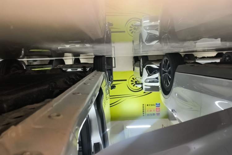 Used Wuling Zhiguang New Energy 2025 Model 305km Ambitious Edition Right Side Sill
