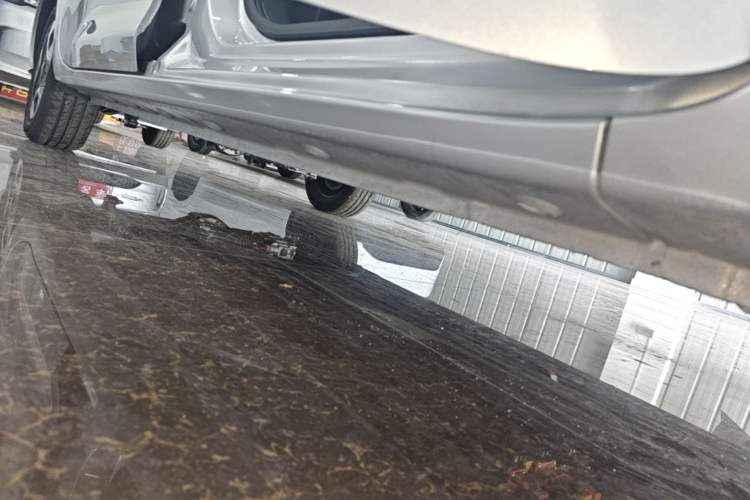 Used Wuling Zhiguang New Energy 2025 Model 305km Ambitious Edition Right Side Sill