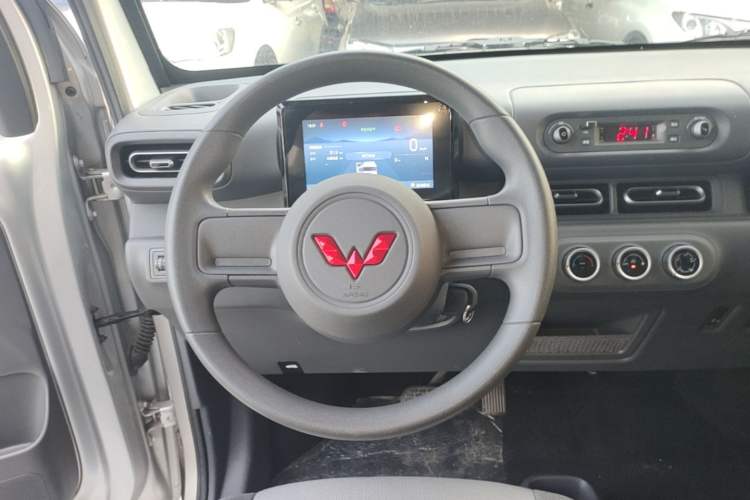 Used Wuling Zhiguang New Energy 2025 Model 305km Ambitious Edition Steering Wheel