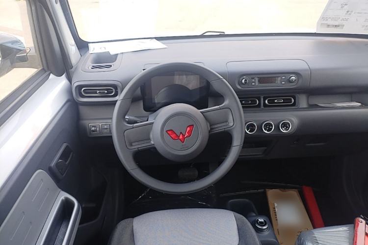 Used Wuling Zhiguang New Energy 2025 Model 305km Ambitious Edition Steering Wheel