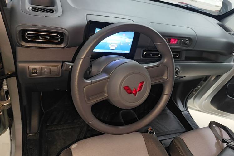 Used Wuling Zhiguang New Energy 2025 Model 305km Ambitious Edition Steering Wheel
