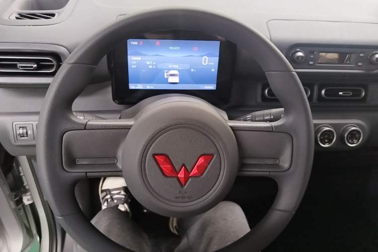 Used Wuling Zhiguang New Energy 2025 Model 305km Ambitious Edition Steering Wheel