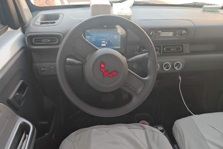 Used Wuling Zhiguang New Energy 2025 Model 305km Ambitious Edition Steering Wheel