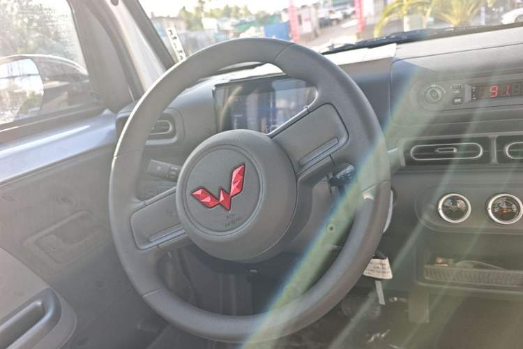 Used Wuling Zhiguang New Energy 2025 Model 305km Ambitious Edition Steering Wheel