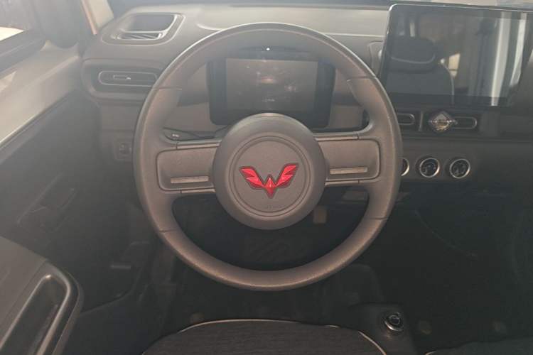Used Wuling Zhiguang New Energy 2025 Model 305km Ambitious Edition Steering Wheel