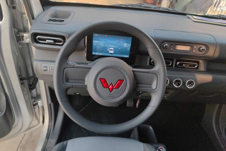 Used Wuling Zhiguang New Energy 2025 Model 305km Ambitious Edition Steering Wheel