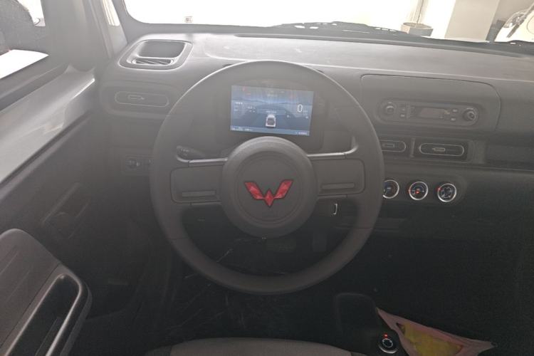 Used Wuling Zhiguang New Energy 2025 Model 305km Ambitious Edition Steering Wheel