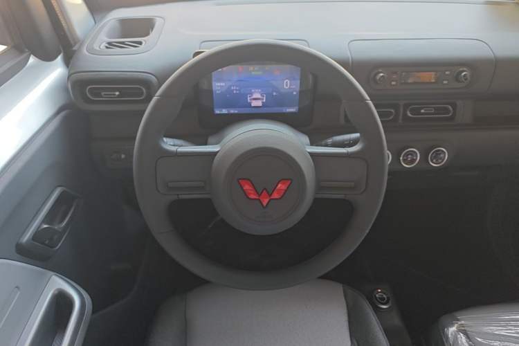 Used Wuling Zhiguang New Energy 2025 Model 305km Ambitious Edition Steering Wheel