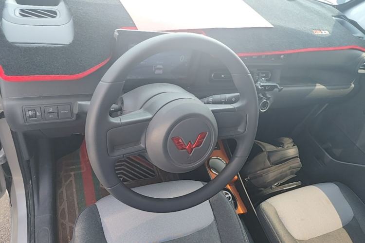 Used Wuling Zhiguang New Energy 2025 Model 305km Ambitious Edition Steering Wheel