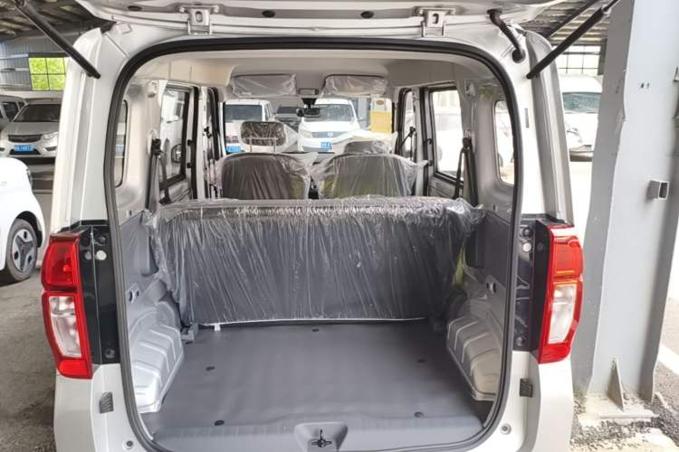 Used Wuling Zhiguang New Energy 2025 Model 305km Ambitious Edition Trunk