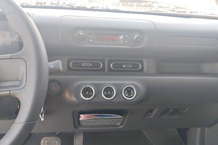 Used Wuling Zhiguang New Energy 2025 Standard Model Audio And AC Panel