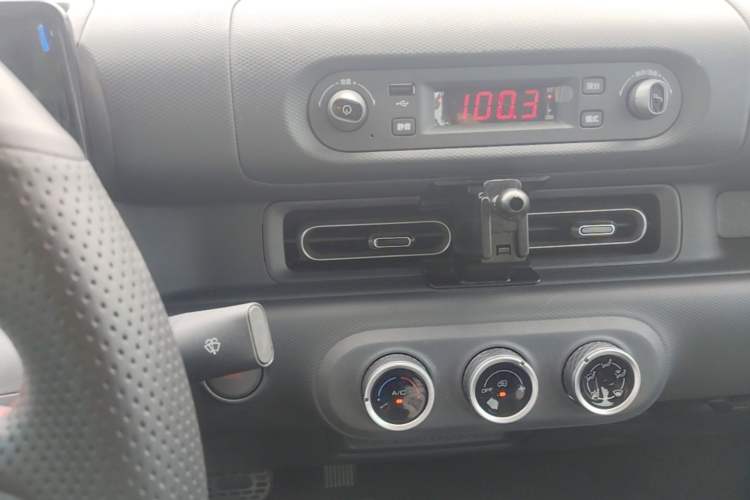 Used Wuling Zhiguang New Energy 2025 Model 305km Ambitious Edition Audio And AC Panel