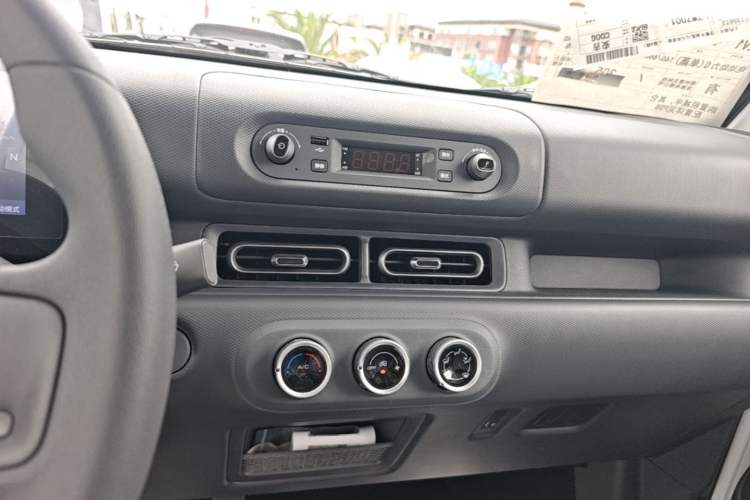 Used Wuling Zhiguang New Energy 2025 Model 305km Ambitious Edition Audio And AC Panel