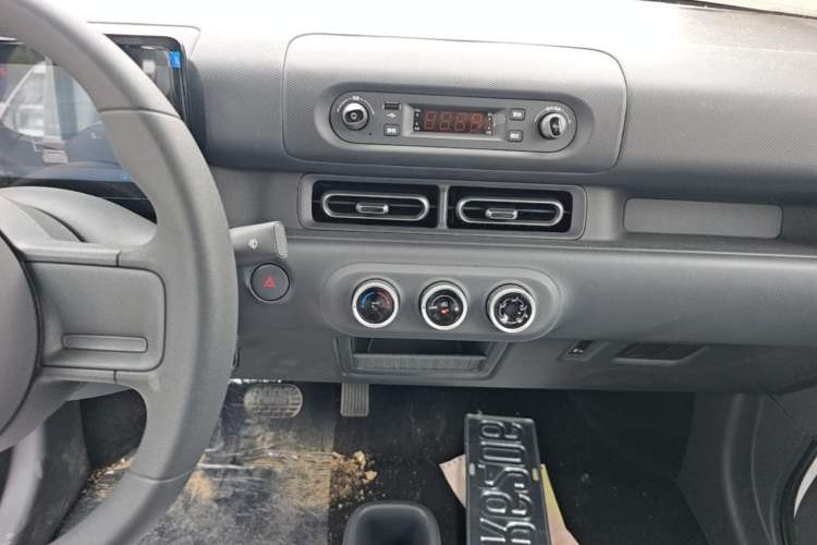 Used Wuling Zhiguang New Energy 2025 Model 305km Ambitious Edition Audio And AC Panel