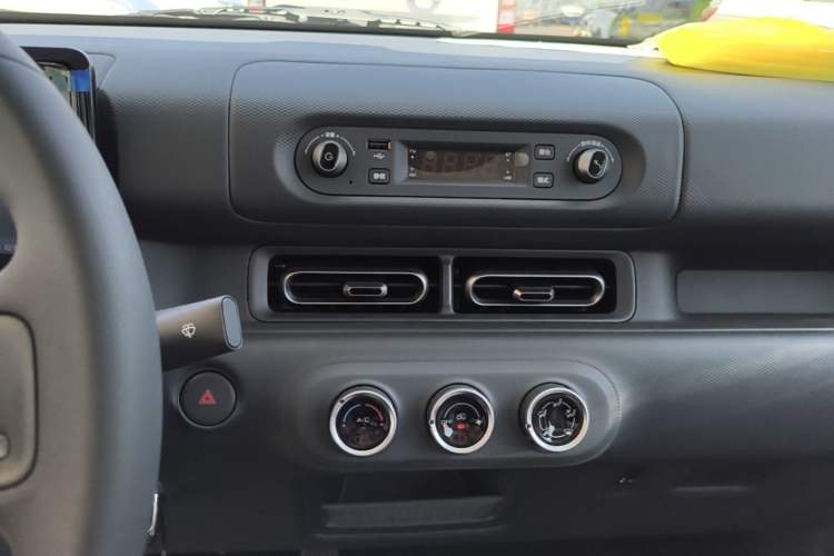 Used Wuling Zhiguang New Energy 2025 Model 305km Ambitious Edition Audio And AC Panel