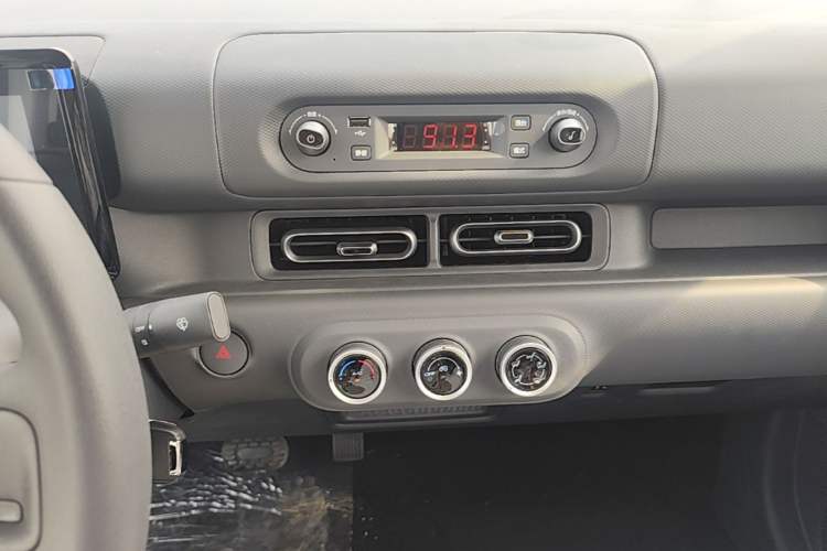 Used Wuling Zhiguang New Energy 2025 Model 305km Ambitious Edition Audio And AC Panel