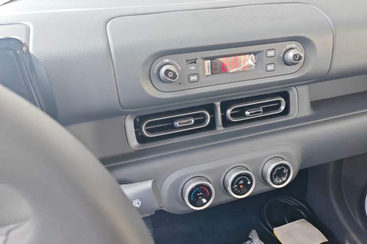 Used Wuling Zhiguang New Energy 2025 Model 305km Ambitious Edition Audio And AC Panel