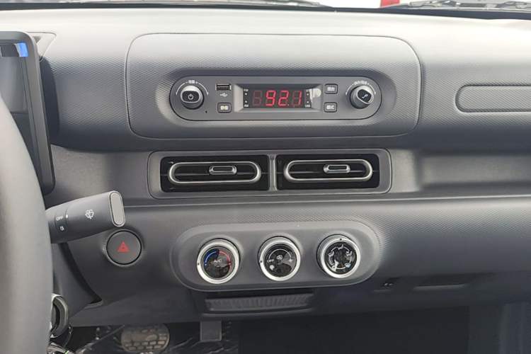 Used Wuling Zhiguang New Energy 2025 Standard Model Audio And AC Panel