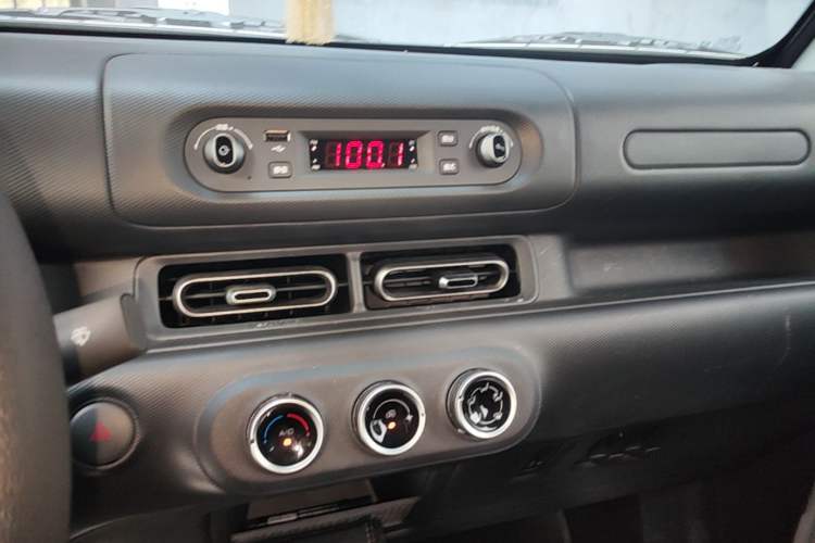 Used Wuling Zhiguang New Energy 2025 Standard Model Audio And AC Panel