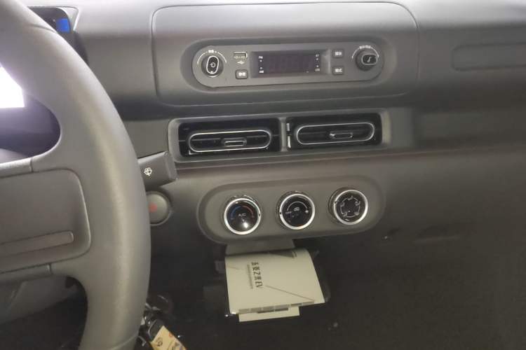 Used Wuling Zhiguang New Energy 2025 Comfort Model Audio And AC Panel