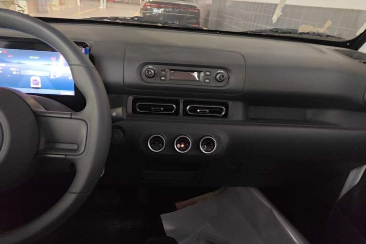 Used Wuling Zhiguang New Energy 2025 Model 305km Ambitious Edition Audio And AC Panel