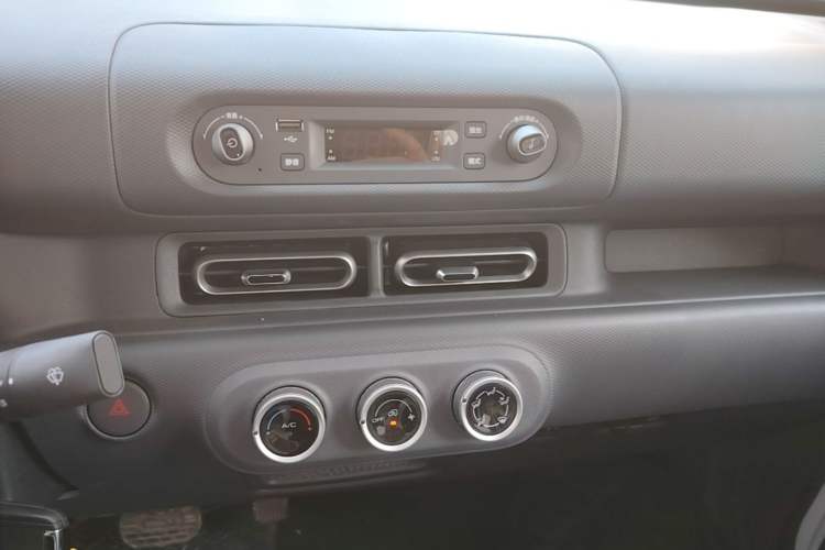 Used Wuling Zhiguang New Energy 2025 Model 305km Ambitious Edition Audio And AC Panel