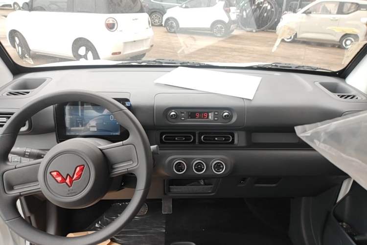 Used Wuling Zhiguang New Energy 2025 Model 305km Ambitious Edition Audio And AC Panel