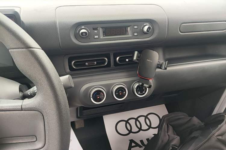 Used Wuling Zhiguang New Energy 2025 Standard Model Audio And AC Panel