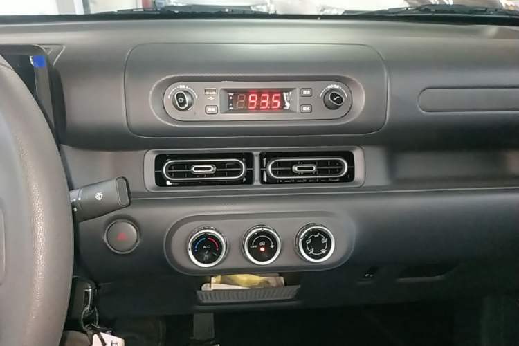 Used Wuling Zhiguang New Energy 2025 Standard Model Audio And AC Panel