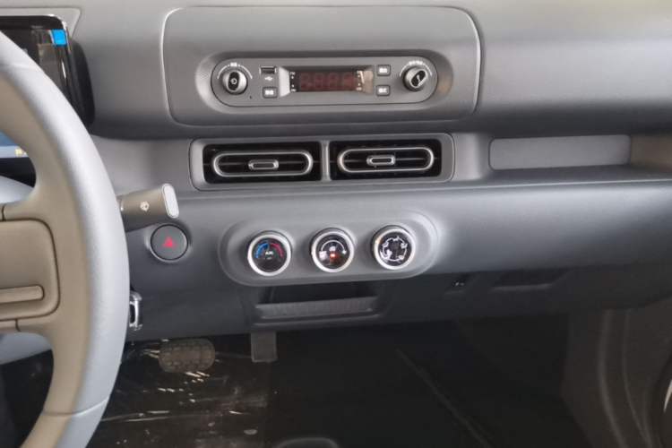 Used Wuling Zhiguang New Energy 2025 Model 305km Ambitious Edition Audio And AC Panel