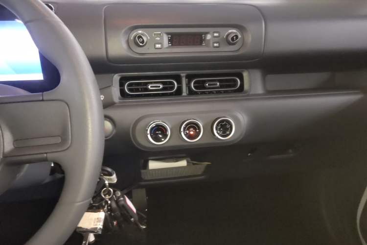 Used Wuling Zhiguang New Energy 2025 Model 305km Ambitious Edition Audio And AC Panel