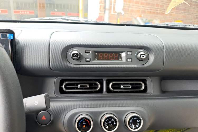 Used Wuling Zhiguang New Energy 2025 Model 305km Ambitious Edition Audio And AC Panel