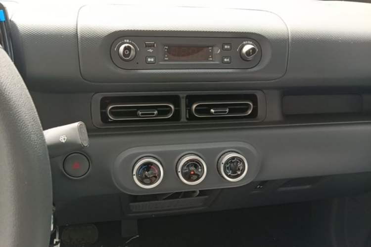 Used Wuling Zhiguang New Energy 2025 Model 305km Ambitious Edition Audio And AC Panel
