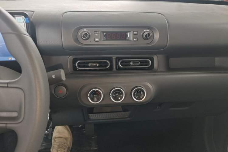 Used Wuling Zhiguang New Energy 2025 Model 305km Ambitious Edition Audio And AC Panel