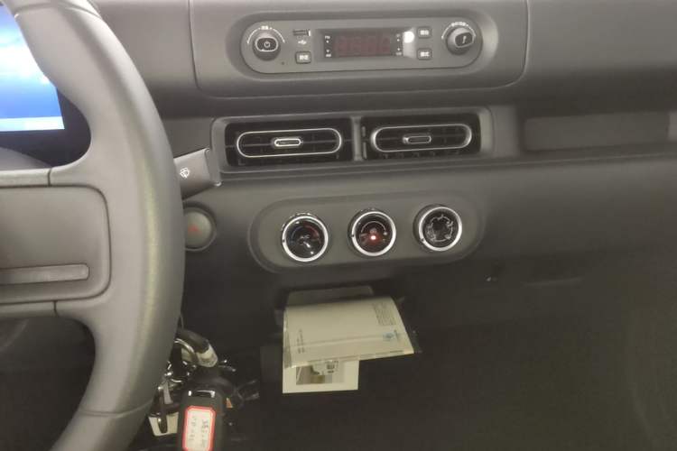 Used Wuling Zhiguang New Energy 2025 Model 305km Ambitious Edition Audio And AC Panel