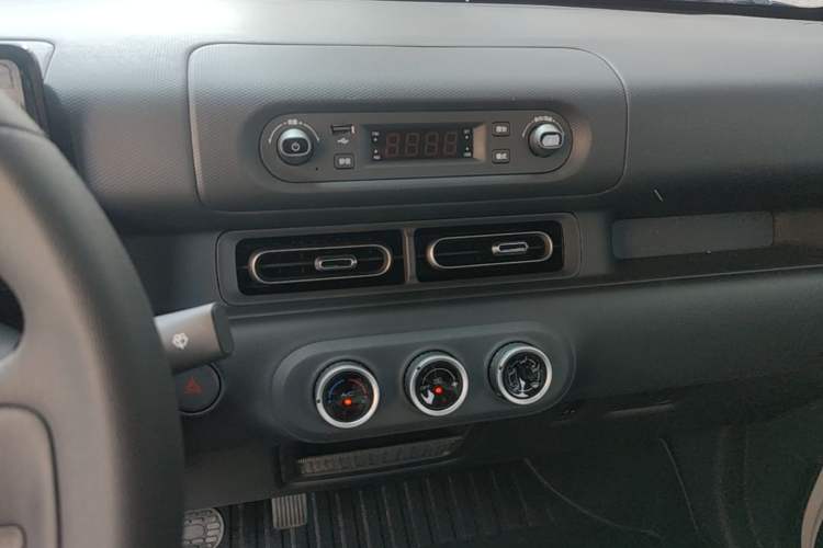 Used Wuling Zhiguang New Energy 2025 Model 305km Ambitious Edition Audio And AC Panel