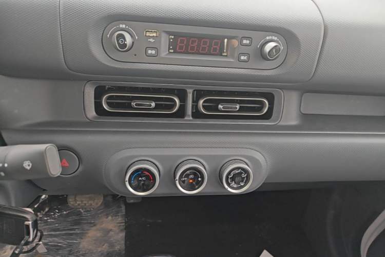 Used Wuling Zhiguang New Energy 2025 Model 305km Ambitious Edition Audio And AC Panel