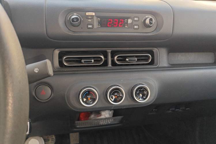 Used Wuling Zhiguang New Energy 2025 Model 305km Ambitious Edition Audio And AC Panel
