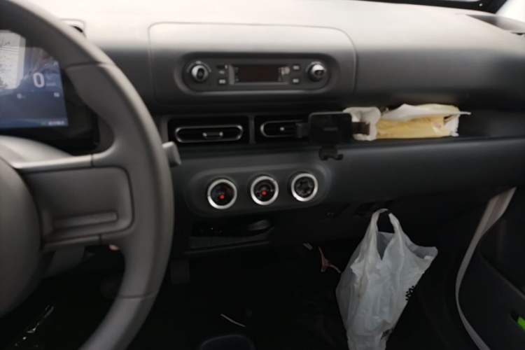 Used Wuling Zhiguang New Energy 2025 Model 305km Ambitious Edition Audio And AC Panel