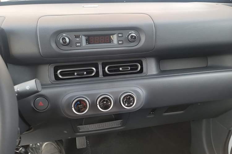 Used Wuling Zhiguang New Energy 2025 Model 305km Ambitious Edition Audio And AC Panel