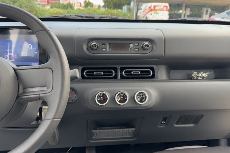 Used Wuling Zhiguang New Energy 2025 Model 305km Ambitious Edition Audio And AC Panel