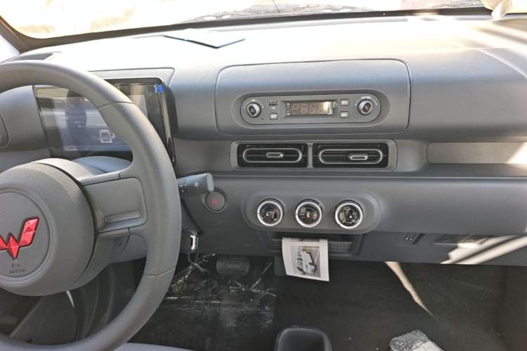 Used Wuling Zhiguang New Energy 2025 Model 305km Ambitious Edition Audio And AC Panel