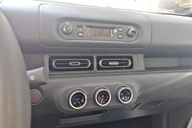 Used Wuling Zhiguang New Energy 2025 Model 305km Ambitious Edition Audio And AC Panel