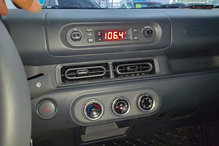 Used Wuling Zhiguang New Energy 2025 Standard Model Audio And AC Panel
